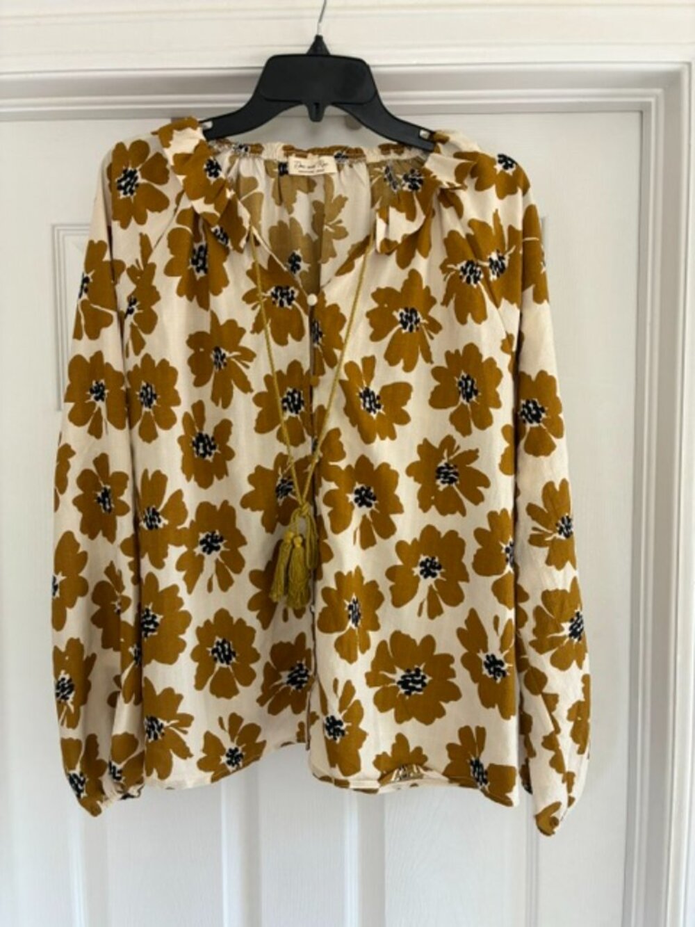 Doe and Rae Size Medium NWOT, beautiful feminine blouse for any occasion.